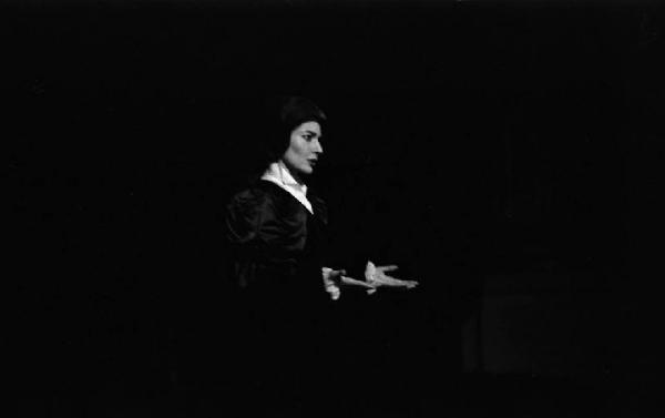 Milano: Teatro alla Scala - Spettacolo Anna Bolena, 1957, regia di Luchino Visconti - Foto di scena - Ritratto femminile: Maria Callas (cantante lirica)