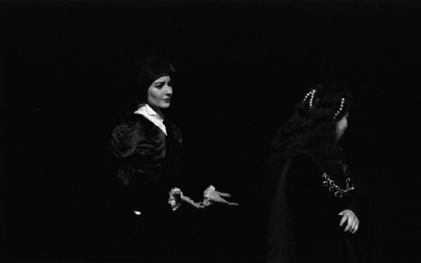 Milano: Teatro alla Scala - Spettacolo Anna Bolena, 1957, regia di Luchino Visconti - Foto di scena - Ritratto femminile: Maria Callas (cantante lirica) - Giulietta Simionato