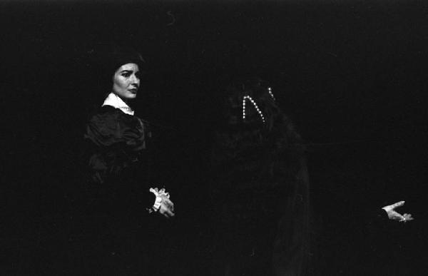Milano: Teatro alla Scala - Spettacolo Anna Bolena, 1957, regia di Luchino Visconti - Foto di scena - Ritratto femminile: Maria Callas (cantante lirica) - Giulietta Simionato di spalle