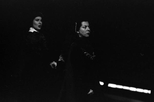 Milano: Teatro alla Scala - Spettacolo Anna Bolena, 1957, regia di Luchino Visconti - Foto di scena - Ritratto femminile: Maria Callas (cantante lirica) - Giulietta Simionato