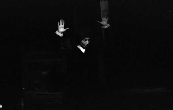 Milano: Teatro alla Scala - Spettacolo Anna Bolena, 1957, regia di Luchino Visconti - Foto di scena - Scenografia - Ritratto femminile: Maria Callas (cantante lirica)