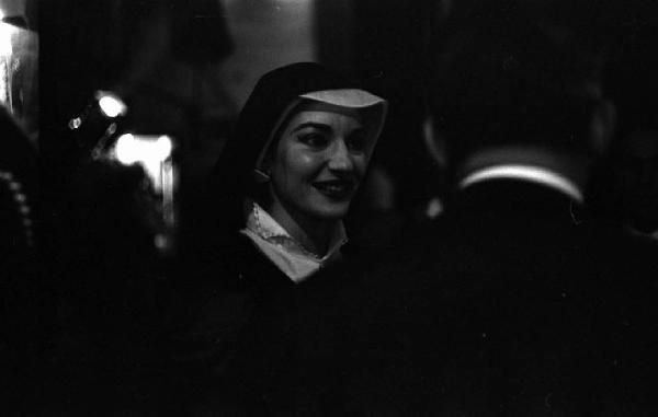 Milano: Teatro alla Scala - Spettacolo Anna Bolena, 1957, regia di Luchino Visconti - Backstage - Ritratto femminile: Maria Callas (cantante lirica) - Costume Anna Bolena - Uomo di spalle