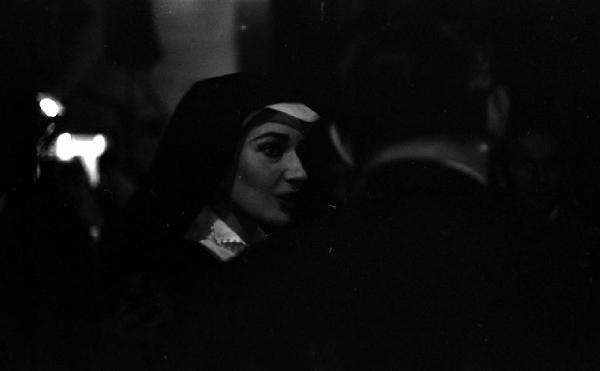 Milano: Teatro alla Scala - Spettacolo Anna Bolena, 1957, regia di Luchino Visconti - Backstage - Ritratto femminile: Maria Callas (cantante lirica) - Costume Anna Bolena - Uomo di spalle