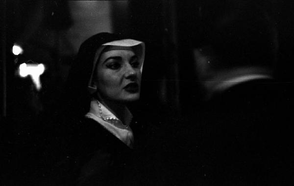 Milano: Teatro alla Scala - Spettacolo Anna Bolena, 1957, regia di Luchino Visconti - Backstage - Ritratto femminile: Maria Callas (cantante lirica) - Costume Anna Bolena - Uomo di spalle