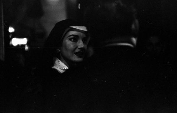 Milano: Teatro alla Scala - Spettacolo Anna Bolena, 1957, regia di Luchino Visconti - Backstage - Ritratto femminile: Maria Callas (cantante lirica) - Costume Anna Bolena - Uomo di spalle