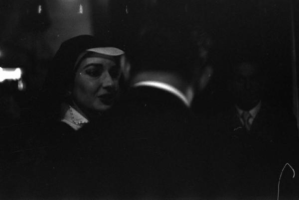 Milano: Teatro alla Scala - Spettacolo Anna Bolena, 1957, regia di Luchino Visconti - Backstage - Ritratto femminile: Maria Callas (cantante lirica) - Costume Anna Bolena - Uomo di spalle