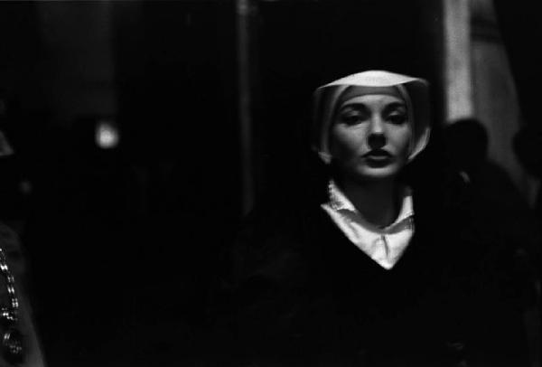 Milano: Teatro alla Scala - Spettacolo Anna Bolena, 1957, regia di Luchino Visconti - Backstage - Ritratto femminile: Maria Callas (cantante lirica) - Costume Anna Bolena