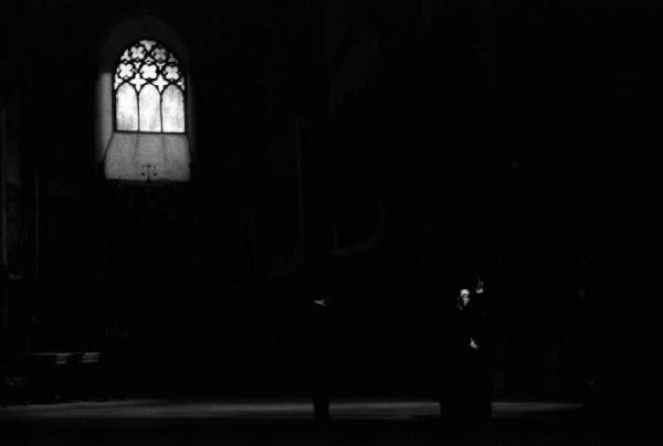 Milano: Teatro alla Scala - Spettacolo Anna Bolena, 1957, regia di Luchino Visconti - Foto di scena - Scenografia - Finestra - Tre personaggi sul palco: Maria Callas (cantante lirica)