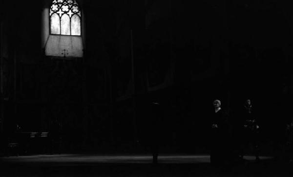 Milano: Teatro alla Scala - Spettacolo Anna Bolena, 1957, regia di Luchino Visconti - Foto di scena - Scenografia - Finestra - Tre personaggi sul palco: Maria Callas (cantante lirica)
