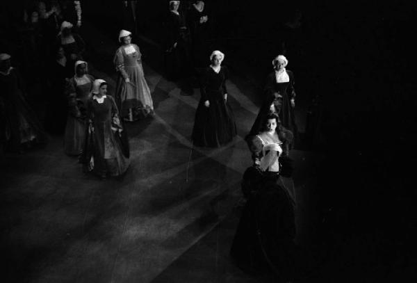 Milano: Teatro alla Scala - Spettacolo Anna Bolena, 1957, regia di Luchino Visconti - Foto di scena dall'alto - Scenografia - Gruppo di personaggi sul palco - Giulietta Simionato