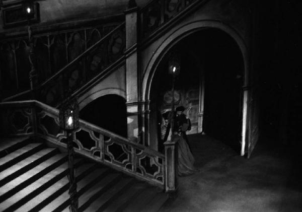 Milano: Teatro alla Scala - Spettacolo Anna Bolena, 1957, regia di Luchino Visconti - Foto di scena dall'alto - Scenografia - Due personaggi sul palco