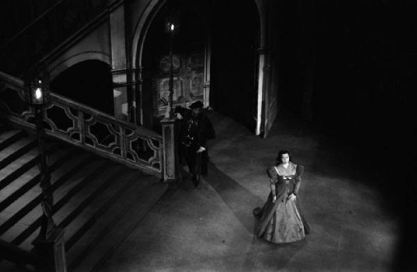 Milano: Teatro alla Scala - Spettacolo Anna Bolena, 1957, regia di Luchino Visconti - Foto di scena dall'alto - Scenografia - Due personaggi sul palco: Giulietta Simionato