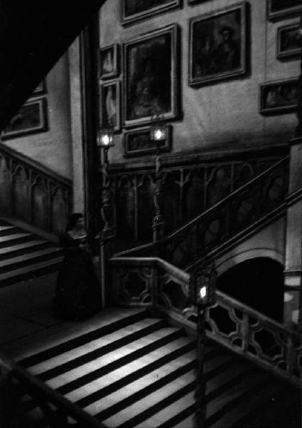 Milano: Teatro alla Scala - Spettacolo Anna Bolena, 1957, regia di Luchino Visconti - Foto di scena dall'alto - Scenografia - Scalinata - Giulietta Simionato