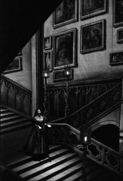 Milano: Teatro alla Scala - Spettacolo Anna Bolena, 1957, regia di Luchino Visconti - Foto di scena dall'alto - Scenografia - Scalinata - Giulietta Simionato