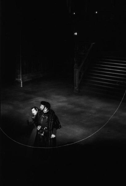 Milano: Teatro alla Scala - Spettacolo Anna Bolena, 1957, regia di Luchino Visconti - Foto di scena dall'alto - Scenografia - Scalinata - Giulietta Simionato e Nicola Rossi Lemeni