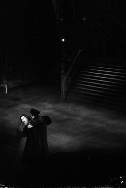 Milano: Teatro alla Scala - Spettacolo Anna Bolena, 1957, regia di Luchino Visconti - Foto di scena dall'alto - Scenografia - Scalinata - Giulietta Simionato e Nicola Rossi Lemeni