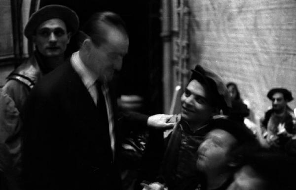 Milano: Teatro alla Scala - Spettacolo Anna Bolena, 1957, regia di Luchino Visconti - Backstage - Luchino Visconti con attori