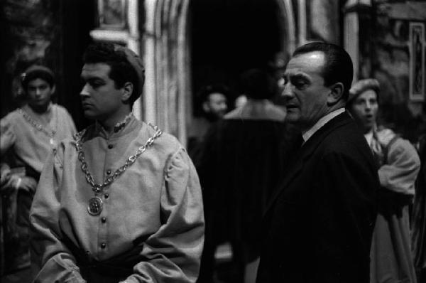 Milano: Teatro alla Scala - Spettacolo Anna Bolena, 1957, regia di Luchino Visconti - Backstage - Luchino Visconti con attori