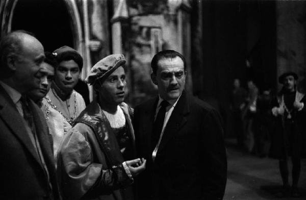 Milano: Teatro alla Scala - Spettacolo Anna Bolena, 1957, regia di Luchino Visconti - Backstage - Luchino Visconti con attori