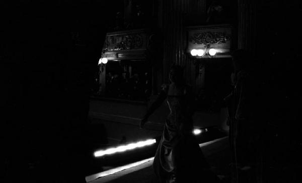 Milano: Teatro alla Scala - Spettacolo Anna Bolena, 1957, regia di Luchino Visconti - Foto di scena - Sipario - Ritratto femminile: Maria Callas (cantante lirica) - Palchetti e pubblico
