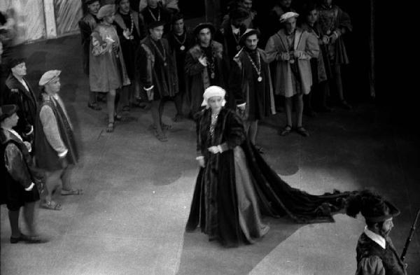 Milano: Teatro alla Scala - Spettacolo Anna Bolena, 1957, regia di Luchino Visconti - Foto di scena dall'alto - Gruppo di personaggi sul palco - Maria Callas (cantante lirica)