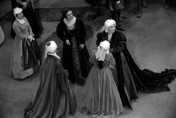 Milano: Teatro alla Scala - Spettacolo Anna Bolena, 1957, regia di Luchino Visconti - Foto di scena dall'alto - Gruppo di donne sul palco: Maria Callas (cantante lirica)