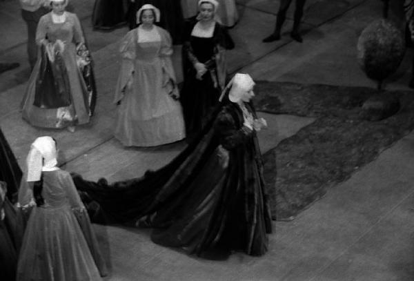 Milano: Teatro alla Scala - Spettacolo Anna Bolena, 1957, regia di Luchino Visconti - Foto di scena dall'alto - Gruppo di donne sul palco: Maria Callas (cantante lirica)