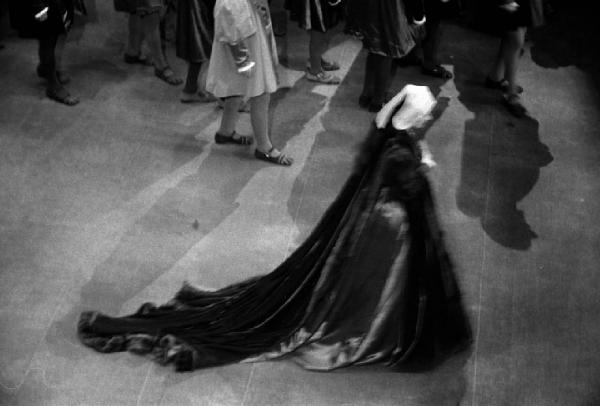 Milano: Teatro alla Scala - Spettacolo Anna Bolena, 1957, regia di Luchino Visconti - Foto di scena dall'alto - Vari personaggi sul palco - Ritratto femminile: Maria Callas (cantante lirica)