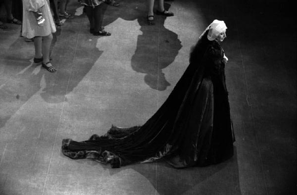 Milano: Teatro alla Scala - Spettacolo Anna Bolena, 1957, regia di Luchino Visconti - Foto di scena dall'alto - Vari personaggi sul palco - Ritratto femminile: Maria Callas (cantante lirica)