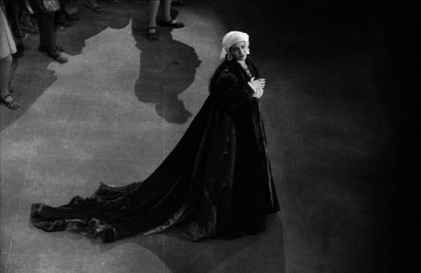 Milano: Teatro alla Scala - Spettacolo Anna Bolena, 1957, regia di Luchino Visconti - Foto di scena dall'alto - Vari personaggi sul palco - Ritratto femminile: Maria Callas (cantante lirica)