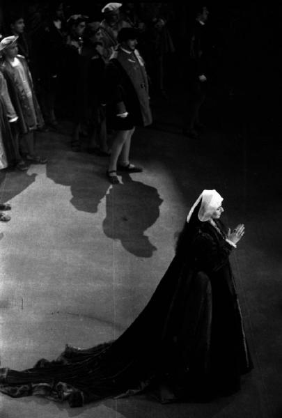 Milano: Teatro alla Scala - Spettacolo Anna Bolena, 1957, regia di Luchino Visconti - Foto di scena dall'alto - Vari personaggi sul palco - Ritratto femminile: Maria Callas (cantante lirica)