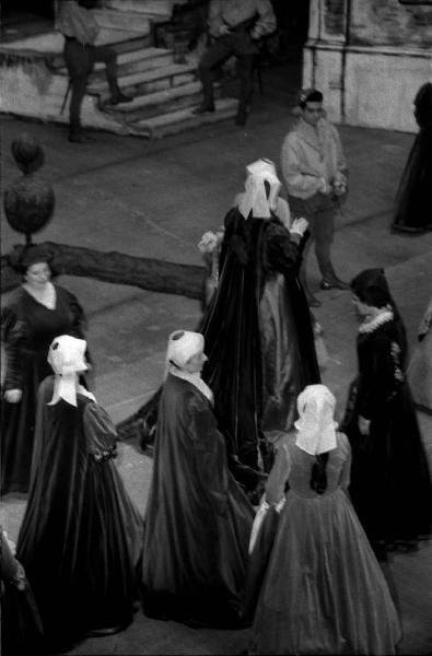 Milano: Teatro alla Scala - Spettacolo Anna Bolena, 1957, regia di Luchino Visconti - Foto di scena dall'alto - Vari personaggi sul palco: Maria Callas (cantante lirica)