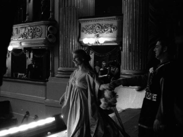 Milano: Teatro alla Scala - Spettacolo Anna Bolena, 1957, regia di Luchino Visconti - Foto di scena - Sipario - Maria Callas (cantante lirica) e Gianni Raimondi - Fiori - Palchetti con pubblico