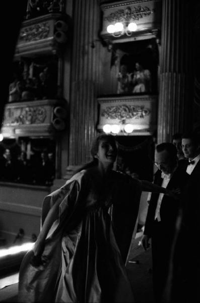 Milano: Teatro alla Scala - Spettacolo Anna Bolena, 1957, regia di Luchino Visconti - Foto di scena - Sipario - Ritratto femminile: Maria Callas (cantante lirica) - Musicisti - Palchetti con pubblico