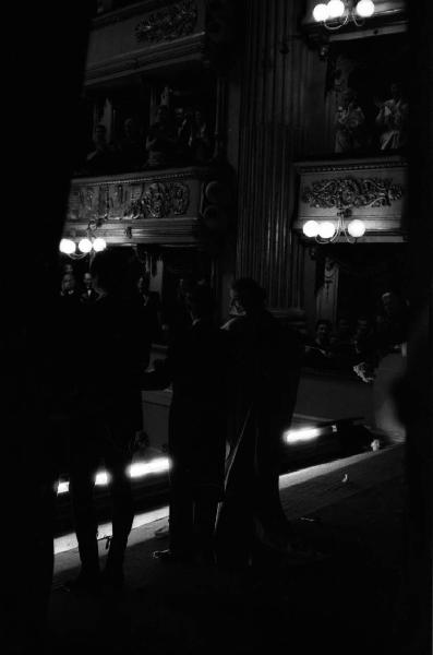 Milano: Teatro alla Scala - Spettacolo Anna Bolena, 1957, regia di Luchino Visconti - Foto di scena - Sipario - Ritratto femminile: Maria Callas (cantante lirica) - Musicisti - Palchetti con pubblico