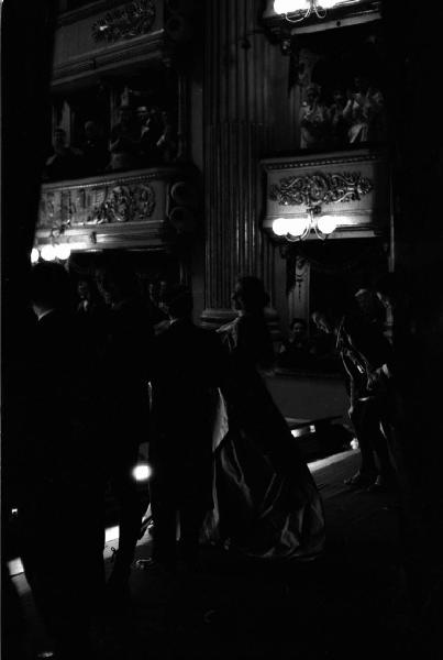 Milano: Teatro alla Scala - Spettacolo Anna Bolena, 1957, regia di Luchino Visconti - Foto di scena - Sipario - Ritratto femminile: Maria Callas (cantante lirica) - Musicisti - Palchetti con pubblico