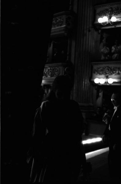 Milano: Teatro alla Scala - Spettacolo Anna Bolena, 1957, regia di Luchino Visconti - Foto di scena - Sipario - Ritratto femminile: Maria Callas (cantante lirica) - Palchetti con pubblico