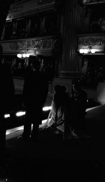 Milano: Teatro alla Scala - Spettacolo Anna Bolena, 1957, regia di Luchino Visconti - Foto di scena - Sipario - Ritratto femminile: Maria Callas (cantante lirica) - Musicisti - Palchetti con pubblico