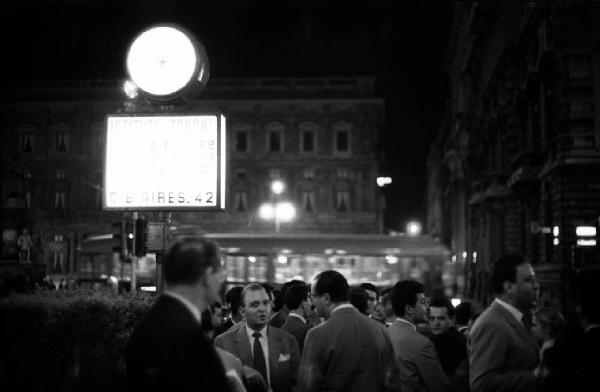 Milano: Teatro alla Scala - Spettacolo Anna Bolena, 1957, regia di Luchino Visconti - Pubblico fuori dal teatro