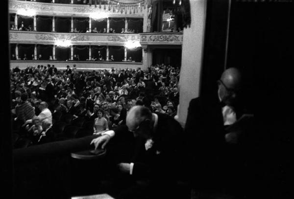 Milano: Teatro alla Scala - Spettacolo Anna Bolena, 1957, regia di Luchino Visconti - Veduta da un palchetto del pubblico in sala - Due uomini in primo piano