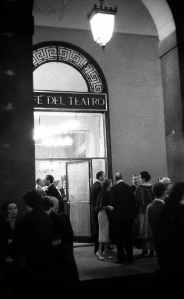 Milano: Teatro alla Scala - Spettacolo Anna Bolena, 1957, regia di Luchino Visconti - Pubblico fuori dal caffè del teatro