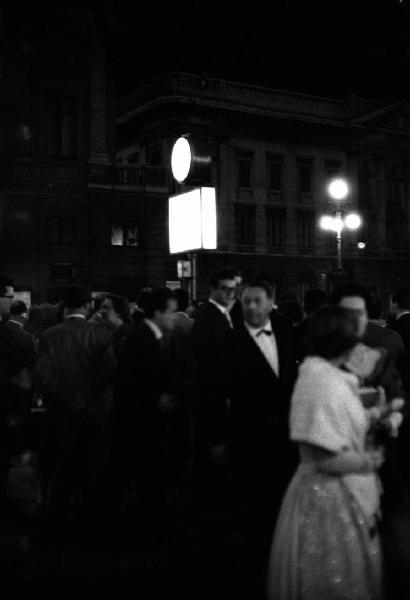 Milano: Teatro alla Scala - Spettacolo Anna Bolena, 1957, regia di Luchino Visconti - Pubblico fuori dal teatro