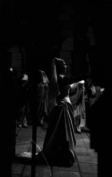Milano: Teatro alla Scala - Spettacolo Anna Bolena, 1957, regia di Luchino Visconti - Foto di scena da dietro le quinte - Ritratto femminile: Maria Callas (cantante lirica) - Gruppo di personaggi