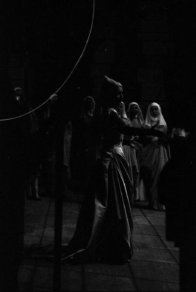 Milano: Teatro alla Scala - Spettacolo Anna Bolena, 1957, regia di Luchino Visconti - Foto di scena da dietro le quinte - Ritratto femminile: Maria Callas (cantante lirica) - Gruppo di personaggi