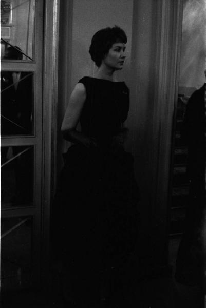 Milano: Teatro alla Scala - Spettacolo Anna Bolena, 1957, regia di Luchino Visconti - Ritratto femminile a figura intera