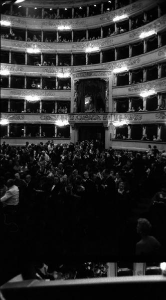 Milano: Teatro alla Scala - Spettacolo Anna Bolena, 1957, regia di Luchino Visconti - Pubblico in sala: palchetti e platea