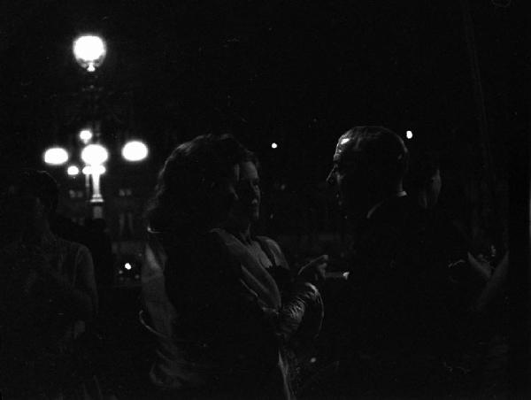 Milano: Teatro alla Scala - Spettacolo Anna Bolena, 1957, regia di Luchino Visconti - Pubblico fuori dal teatro