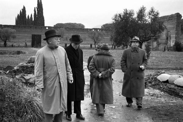 Sopralluogo per il film "Tosca". Tivoli - Villa Adriana - Sito archeologico - Rovine - Alberi - Sopralluogo per il film "Tosca" con i registi Jean Renoir, Carl Koch e Luchino Visconti