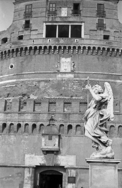 Sopralluogo per il film "Tosca". Roma, Castel Sant'Angelo - Statua - Ingresso