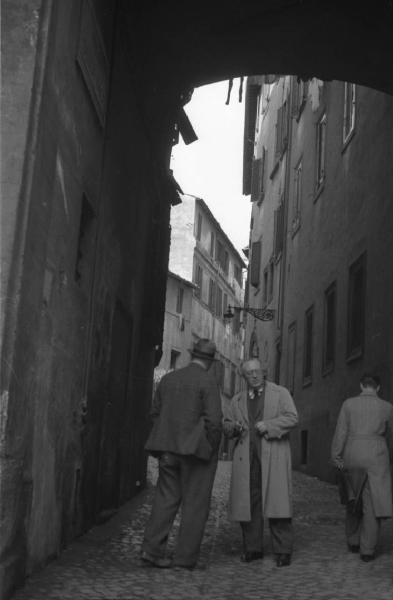 Sopralluogo per il film "Tosca". Roma - Ritratto maschile: i registi Jean Renoir di spalle e Carl Koch in mezzo a una via